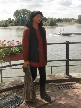 Rees : Rheinpromenade, lebensgroße Holzfigur, von Peter Nettesheim, Köln